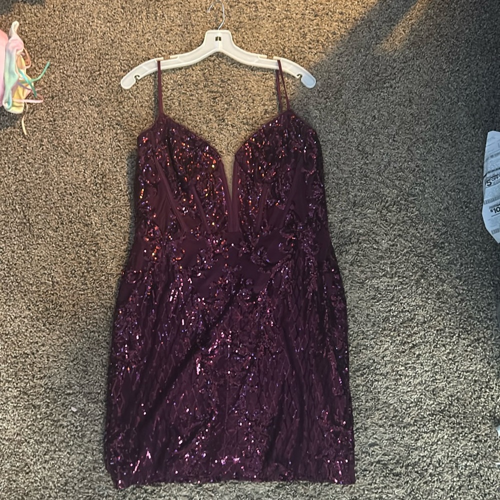 DB Studio
Size:12
Color:Maroon Red or Wine Red
Sequin patterned